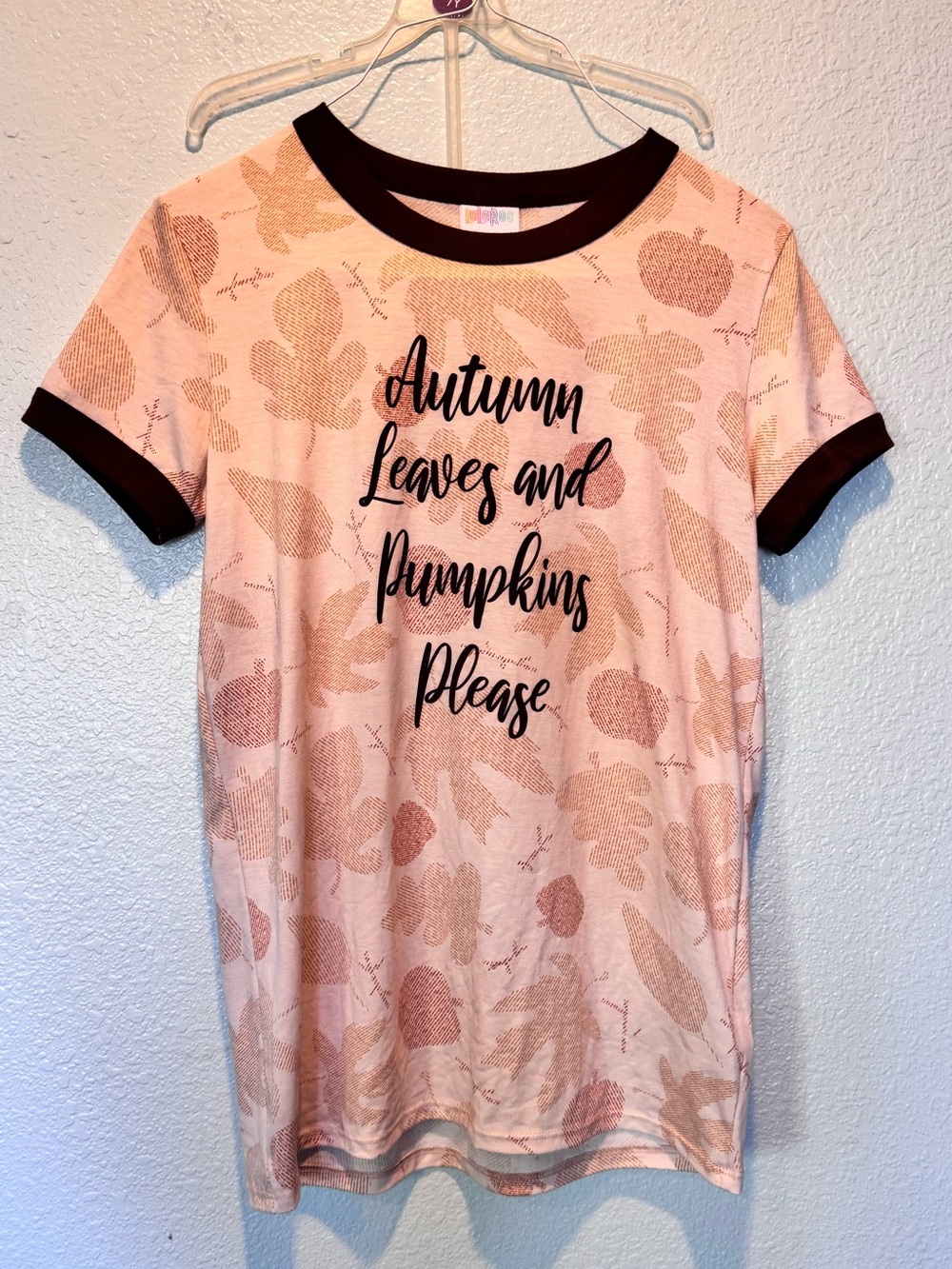 LUC women sz s (fits like L) Leaves and Pumpkins Please Peach retro T-shirt